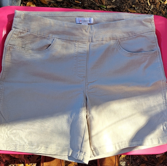 Liz Claiborne khaki shorts - Picture 3 of 3